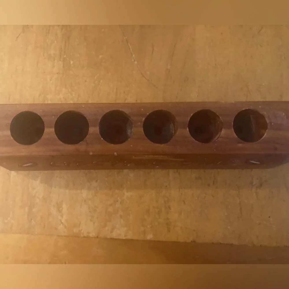WOODEN LIPSTICK BAR - HOLDS 6 ROUND LIPSTICKS: